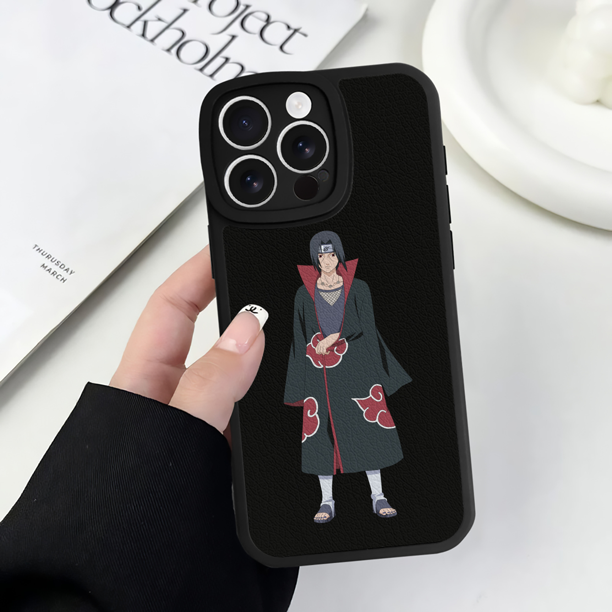 （画像用） NARUTO -ナルト- うちは イタチ Uchiha Itachi 【iPhone 16シリーズ対応】シリコンスマホケース（レザー調） 材質：シリコン